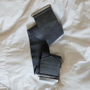 3 inch stretchy gray belt.